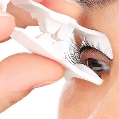 Using white clip magnetic applicator on eyelash